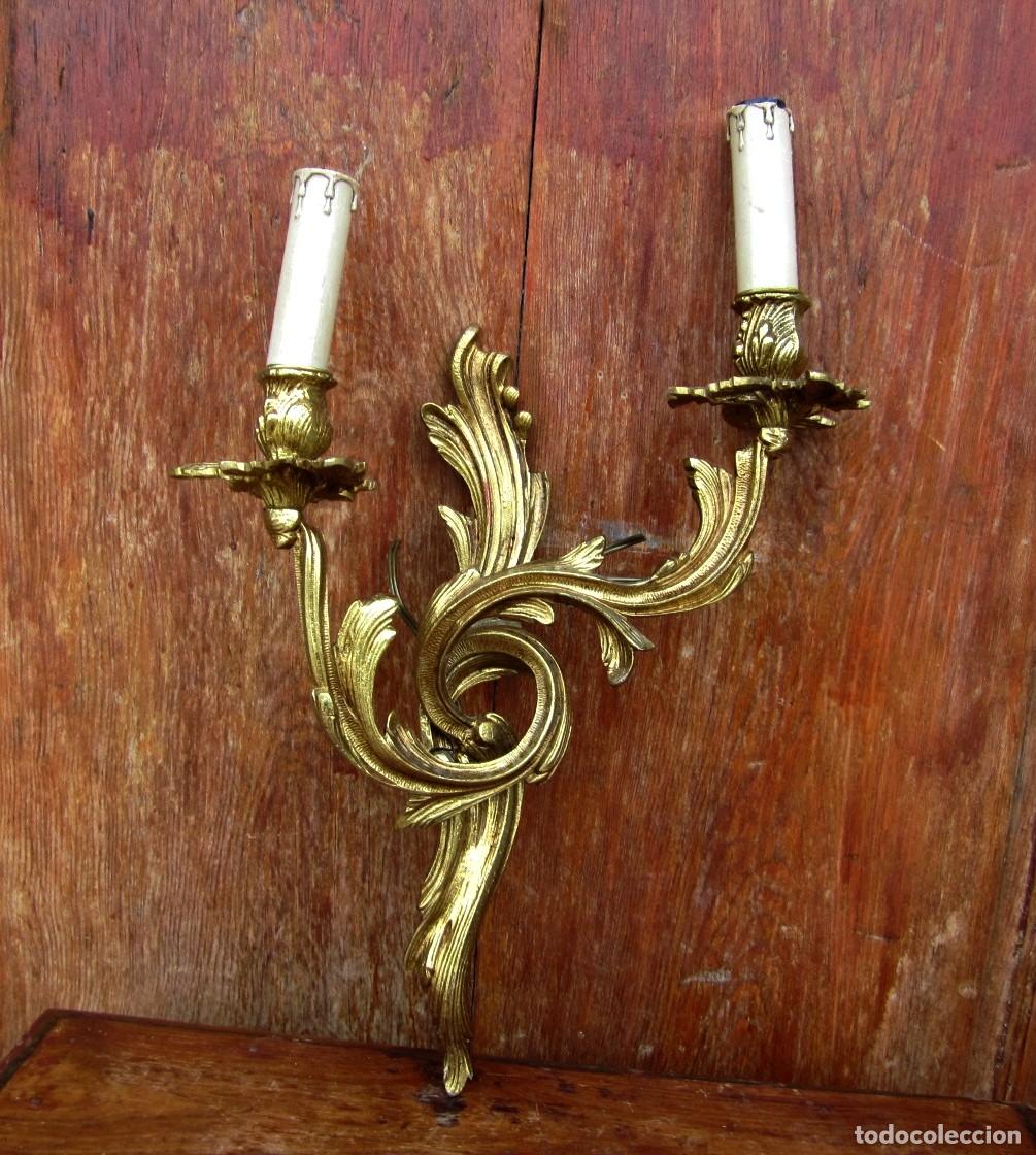 Antig&uuml;edades: Pareja de apliques en bronce, de dos luces, estilo LXV - Foto 9
