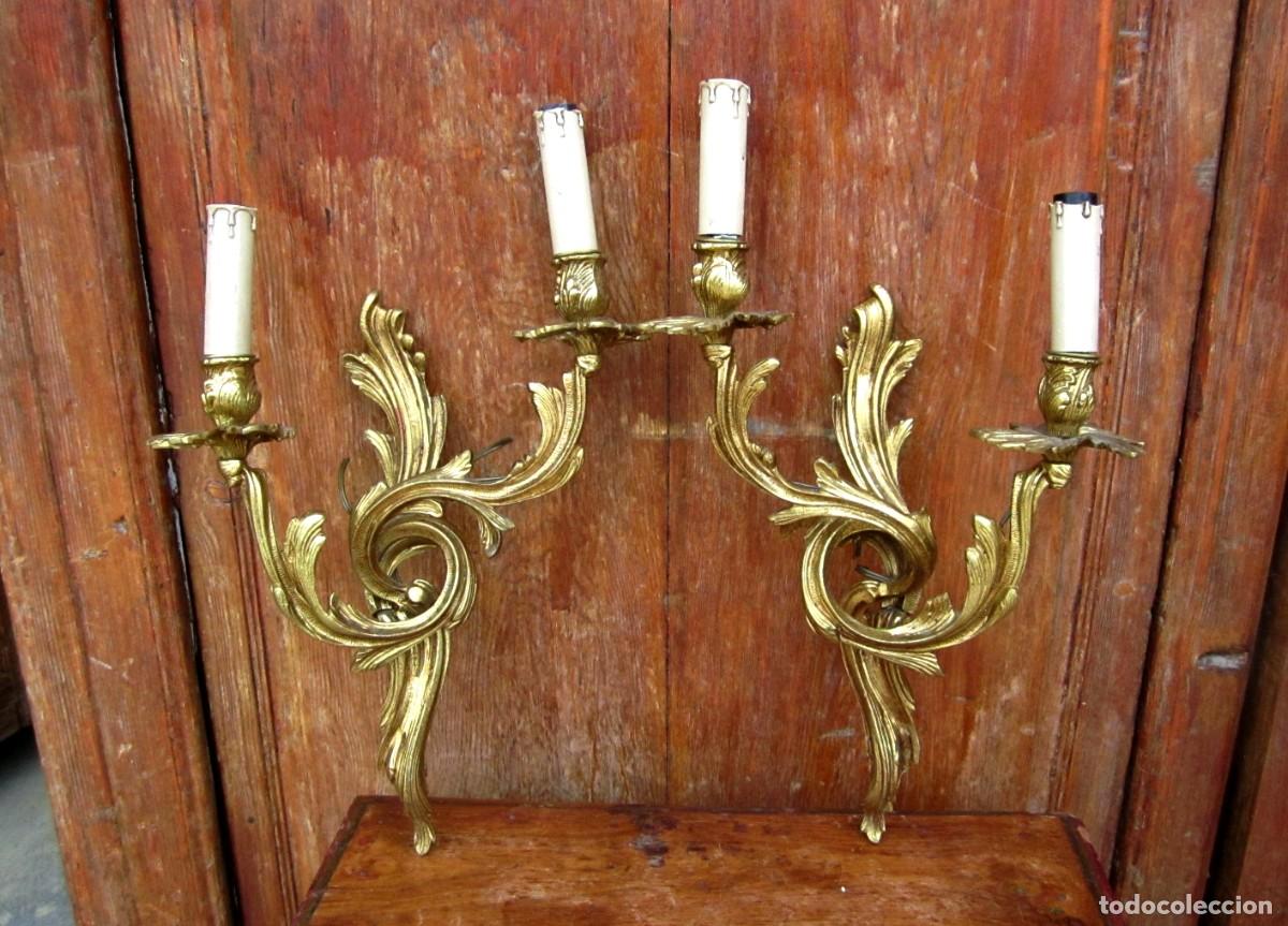Antig&uuml;edades: Pareja de apliques en bronce, de dos luces, estilo LXV - Foto 10