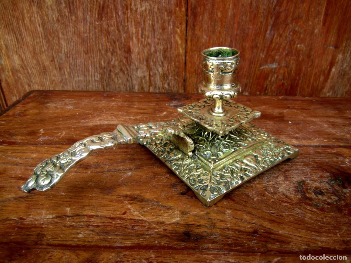 Antig&uuml;edades: Palmatoria con mango largo de bronce con base cuadrada, roleos - Foto 4