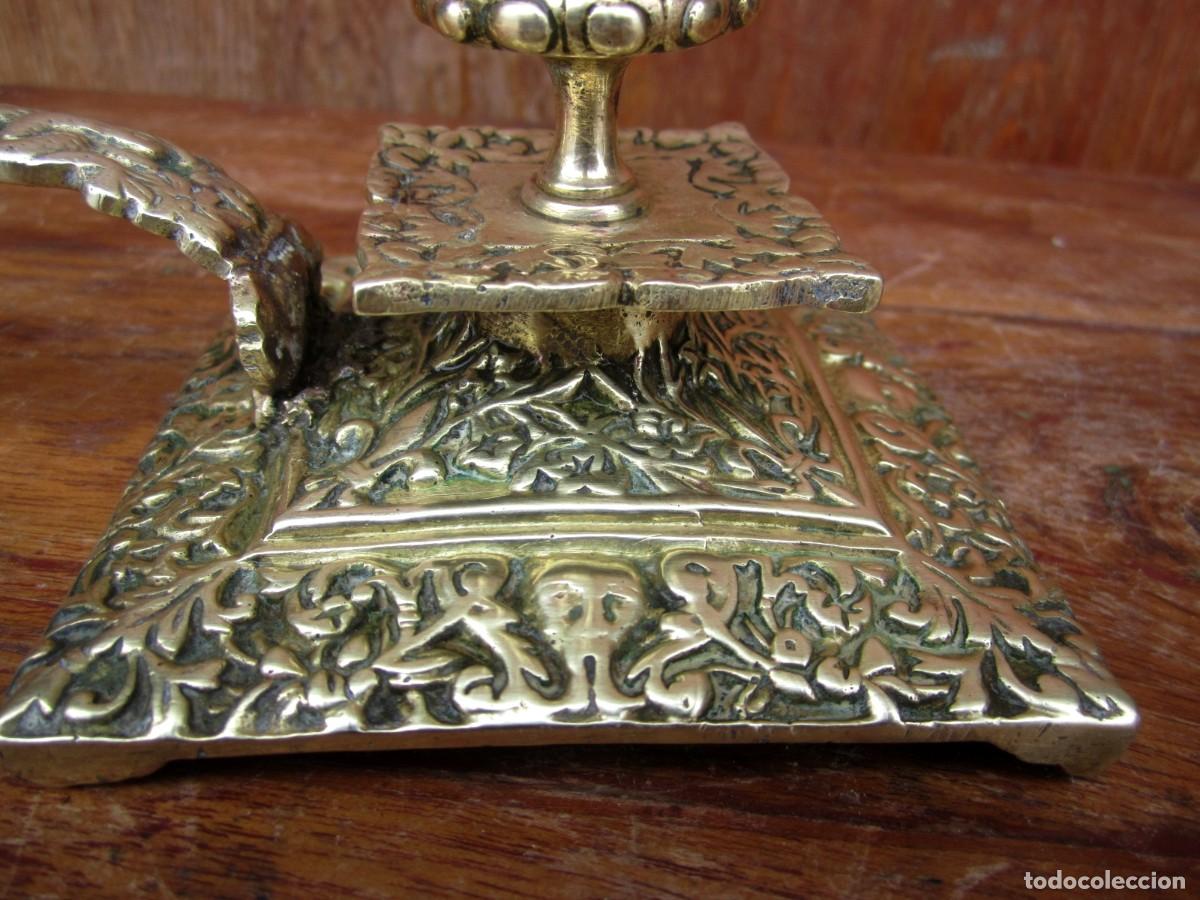 Antig&uuml;edades: Palmatoria con mango largo de bronce con base cuadrada, roleos - Foto 5