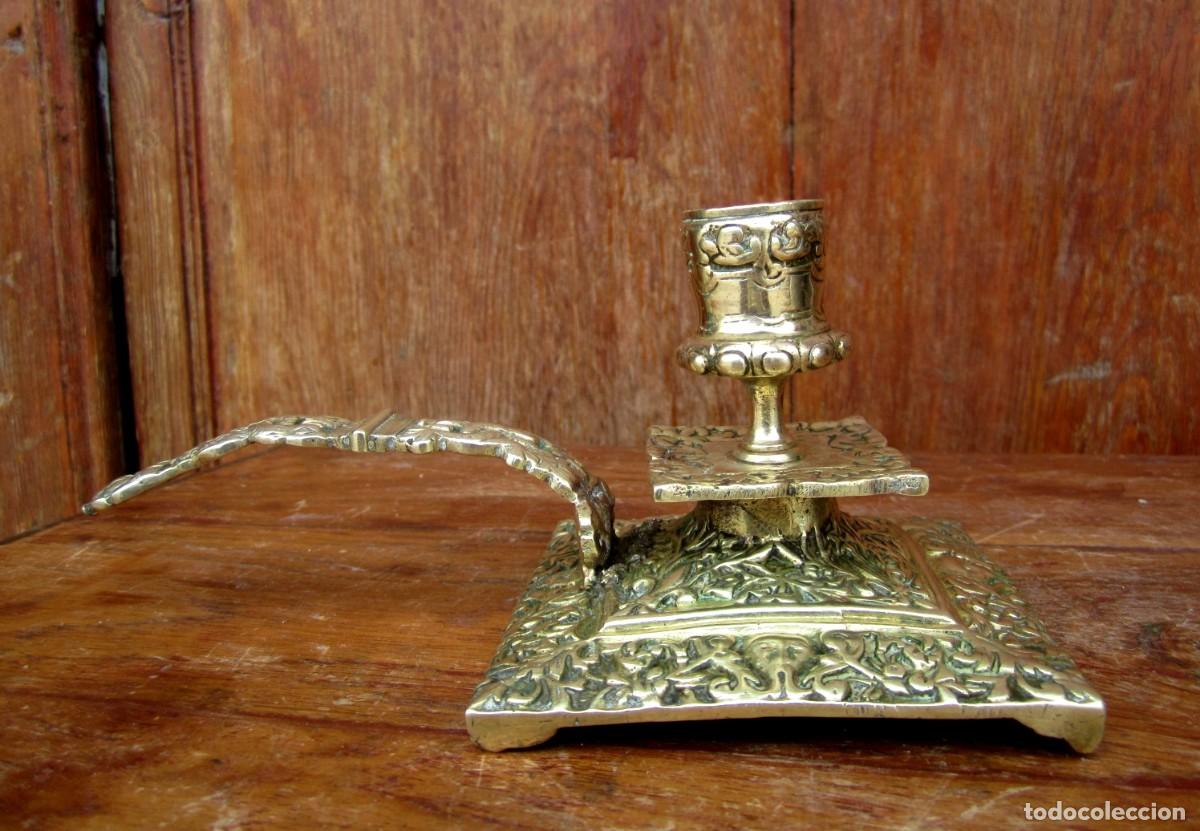Antig&uuml;edades: Palmatoria con mango largo de bronce con base cuadrada, roleos - Foto 6