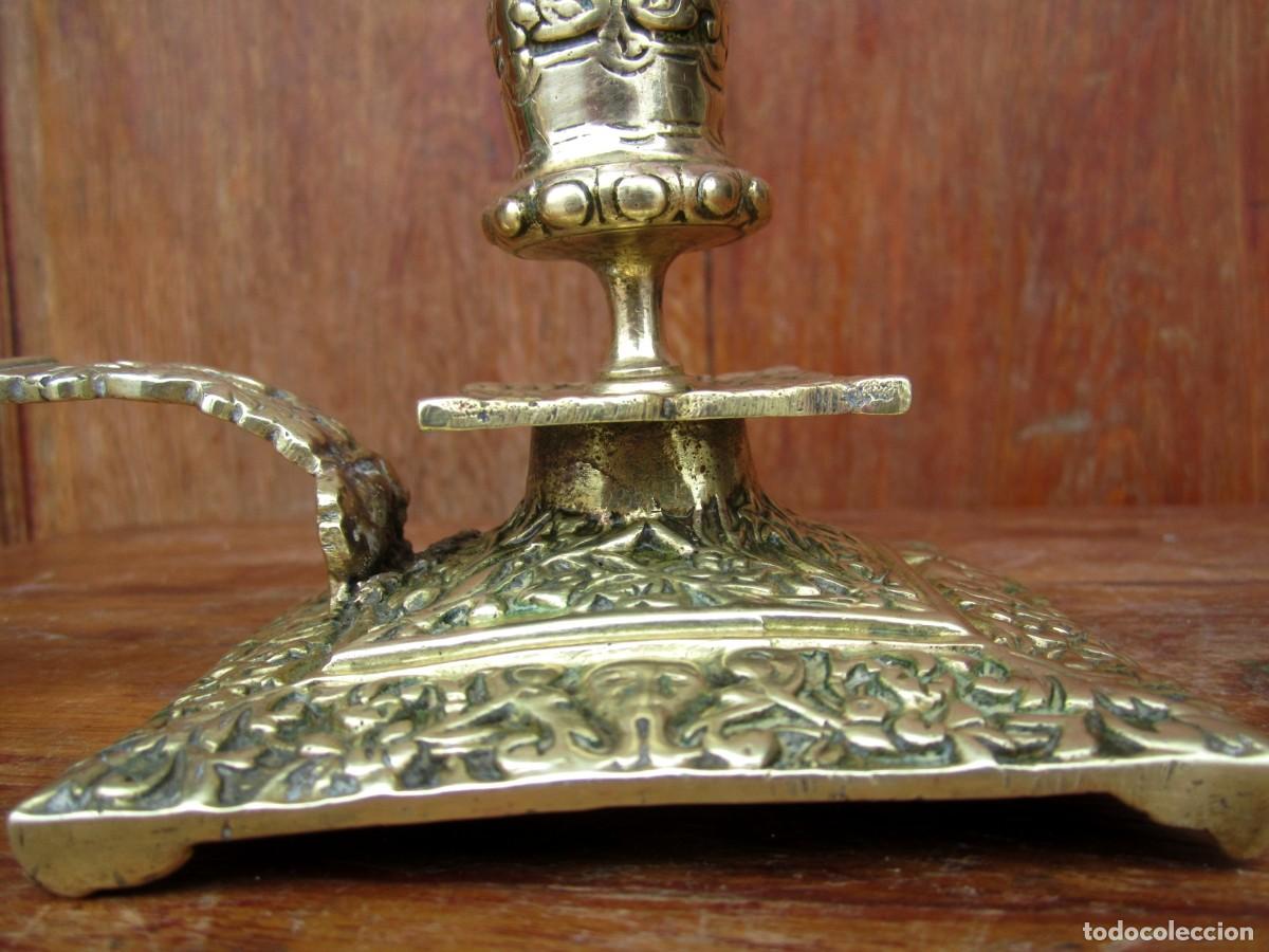 Antig&uuml;edades: Palmatoria con mango largo de bronce con base cuadrada, roleos - Foto 7