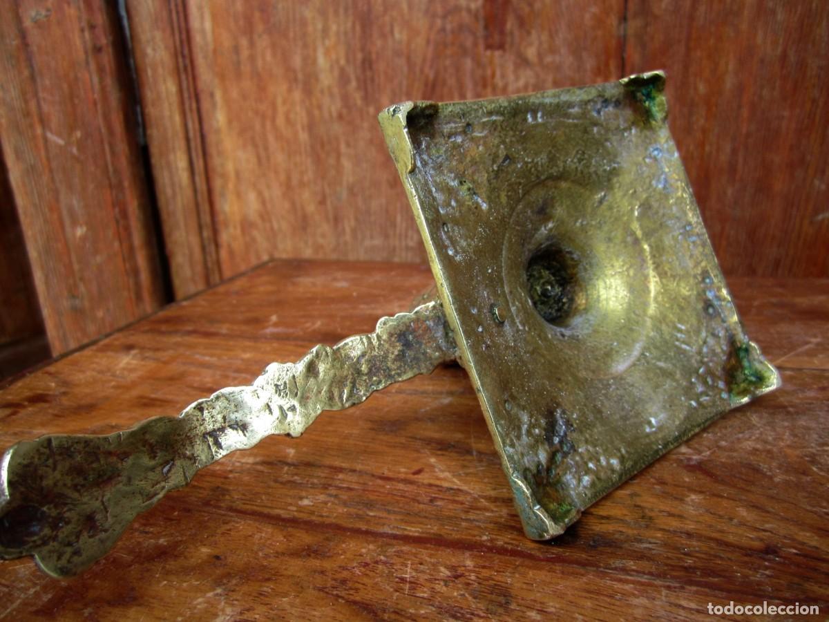 Antig&uuml;edades: Palmatoria con mango largo de bronce con base cuadrada, roleos - Foto 8