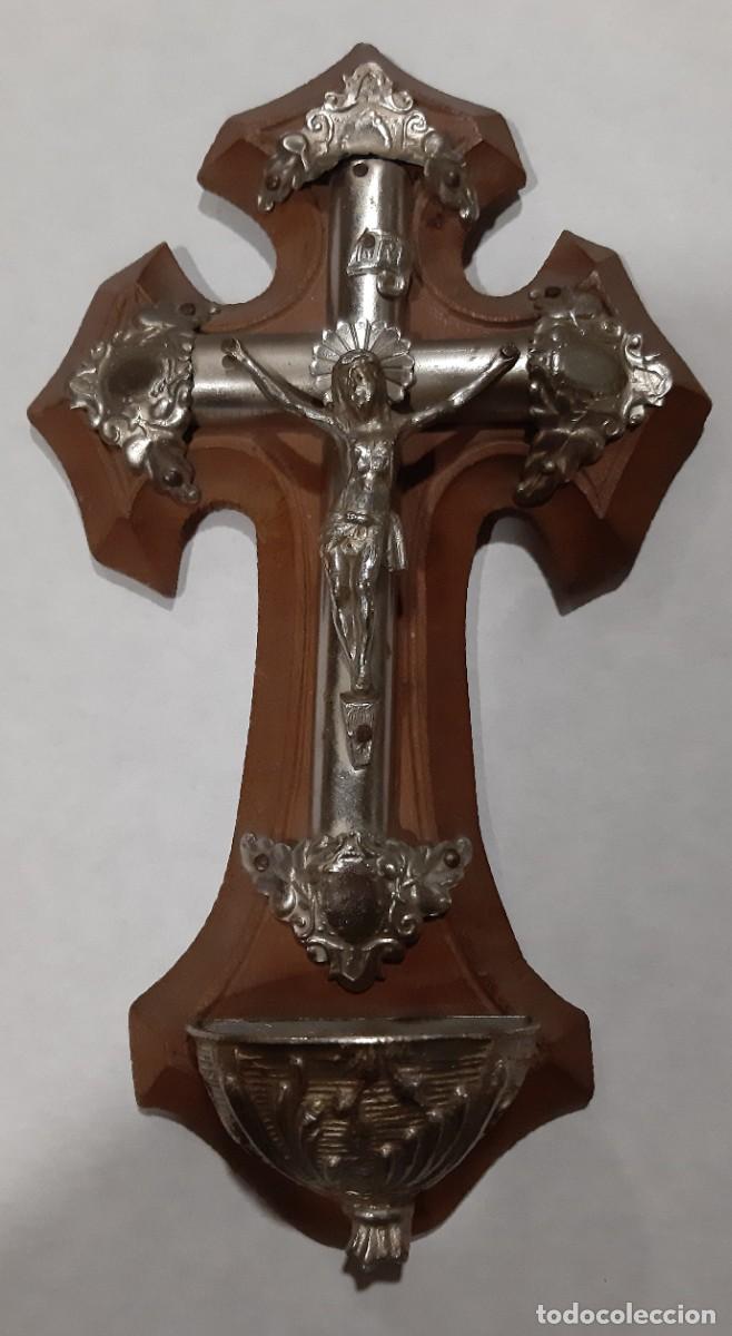 Antig&uuml;edades: BENDITERA PLATEADA CRISTO EN LA CRUZ BASE DE MADERA - Foto 1