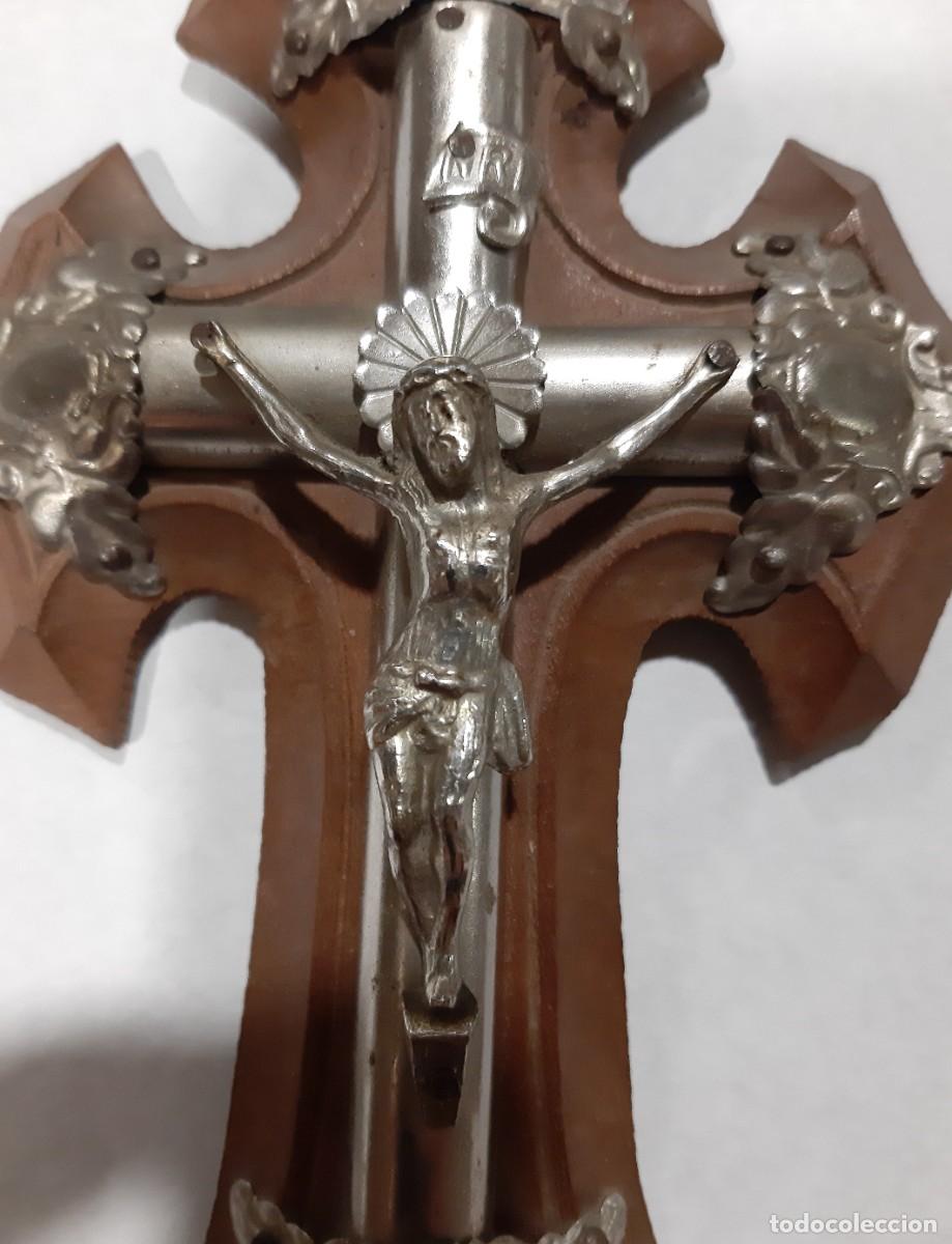 Antig&uuml;edades: BENDITERA PLATEADA CRISTO EN LA CRUZ BASE DE MADERA - Foto 2