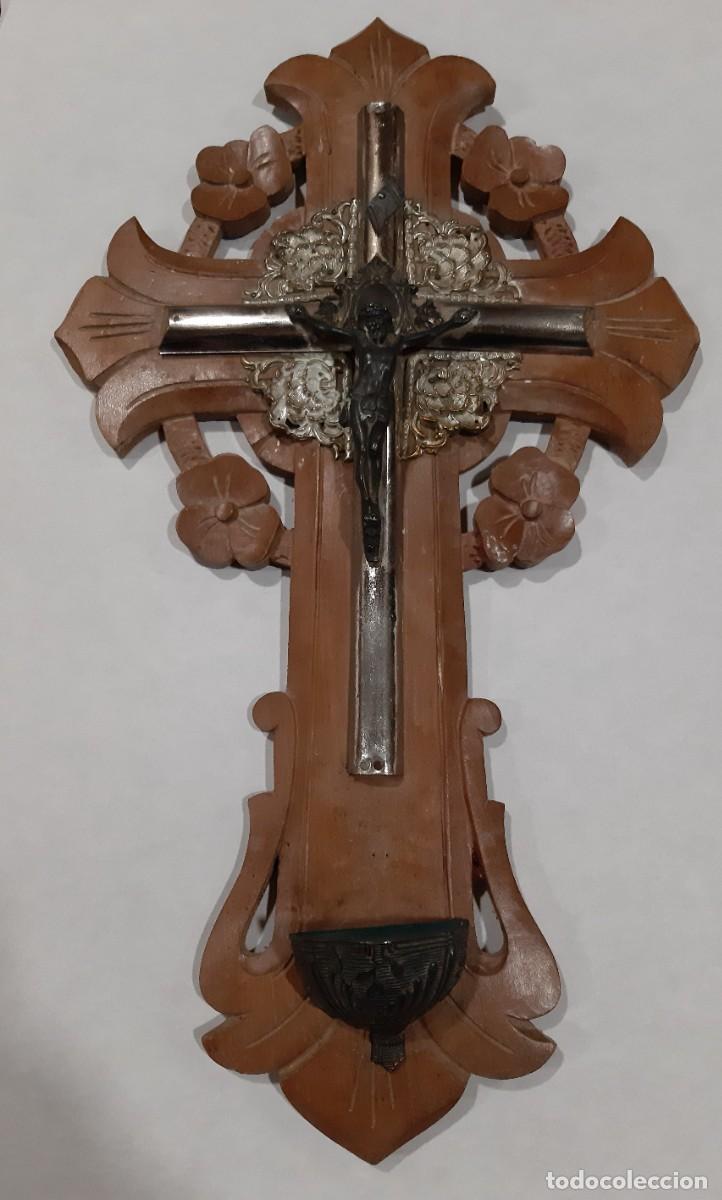 Antig&uuml;edades: BENDITERA PLATEADAD CRISTO EN LA CRUZ BASE DE MADERA - Foto 1