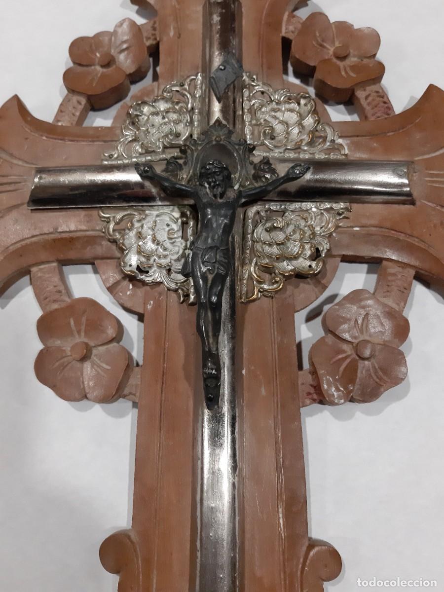 Antig&uuml;edades: BENDITERA PLATEADAD CRISTO EN LA CRUZ BASE DE MADERA - Foto 2