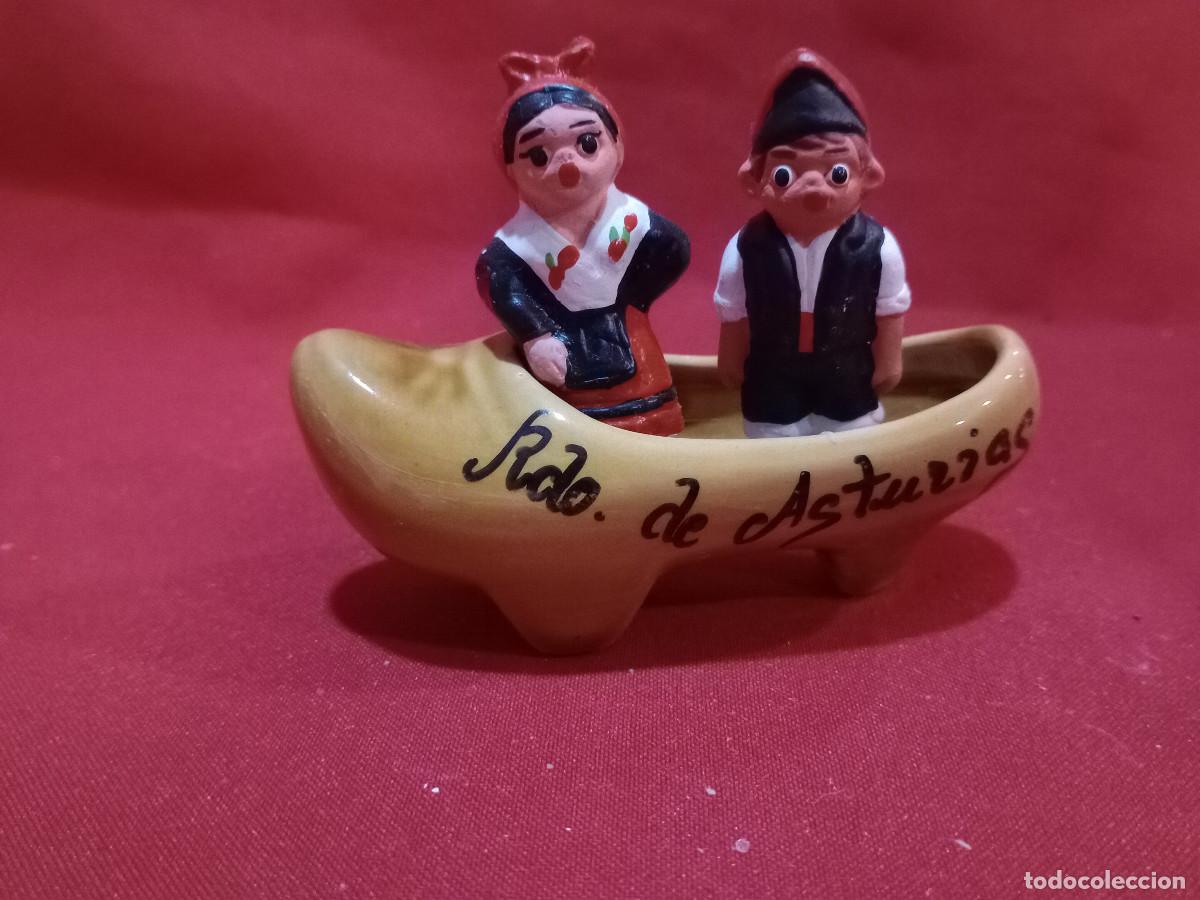 Antig&uuml;edades: 2 figuras en un zapato - Foto 1