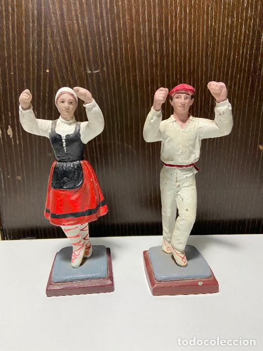 Antig&uuml;edades: 147.Pareja de Euskal dantzak. Ain arin. Euzkadi - Foto 1