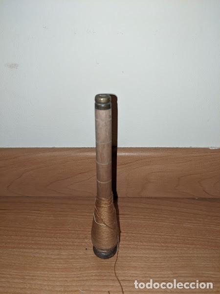 Antig&uuml;edades: ANTIGUO HUSO DE MADERA CON HILO - Foto 1