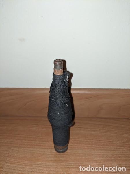Antig&uuml;edades: ANTIGUO HUSO DE MADERA CON HILO - Foto 1
