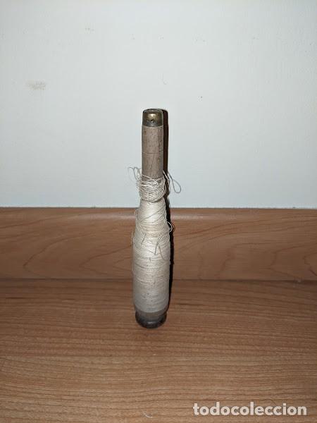 Antig&uuml;edades: ANTIGUO HUSO DE MADERA CON HILO - Foto 1