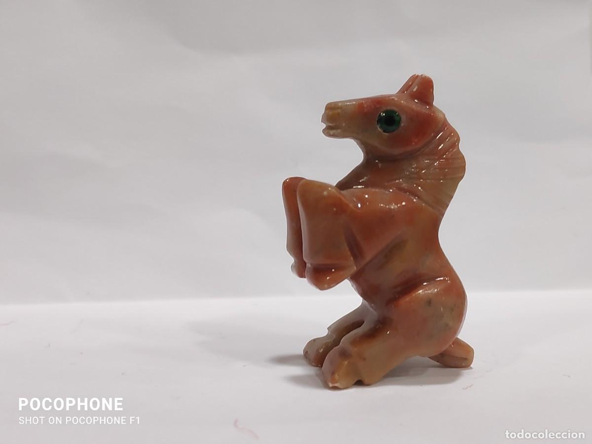 Antiguidades: Escultura peque&ntilde;a de caballo en piedra