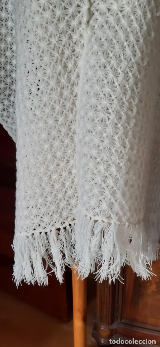 Antig&uuml;edades: BONITO CHAL BLANCO DE LANA CON FLECOS. - Foto 3