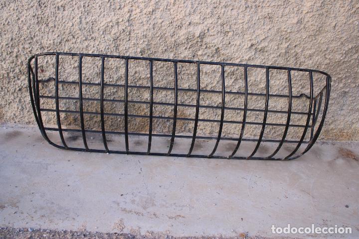 Antig&uuml;edades: jardinera de hierro de balcon - Foto 3
