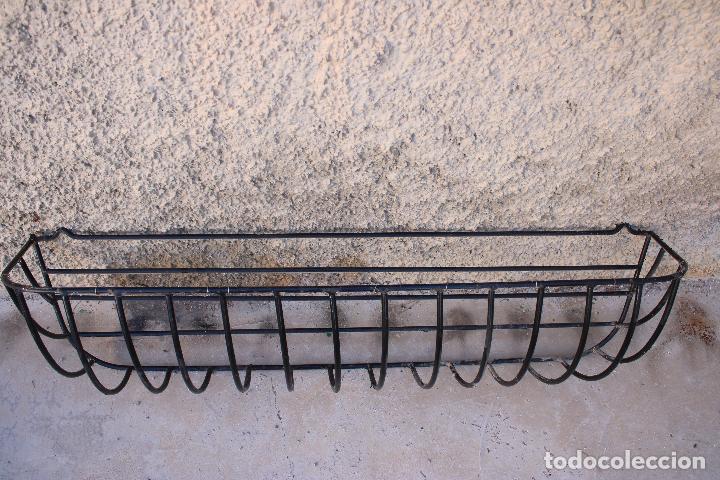 Antig&uuml;edades: jardinera de hierro de balcon - Foto 6