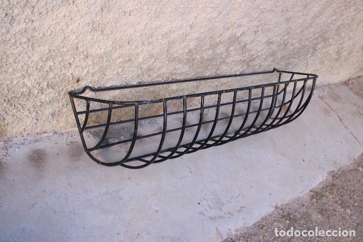 Antig&uuml;edades: jardinera de hierro de balcon - Foto 1