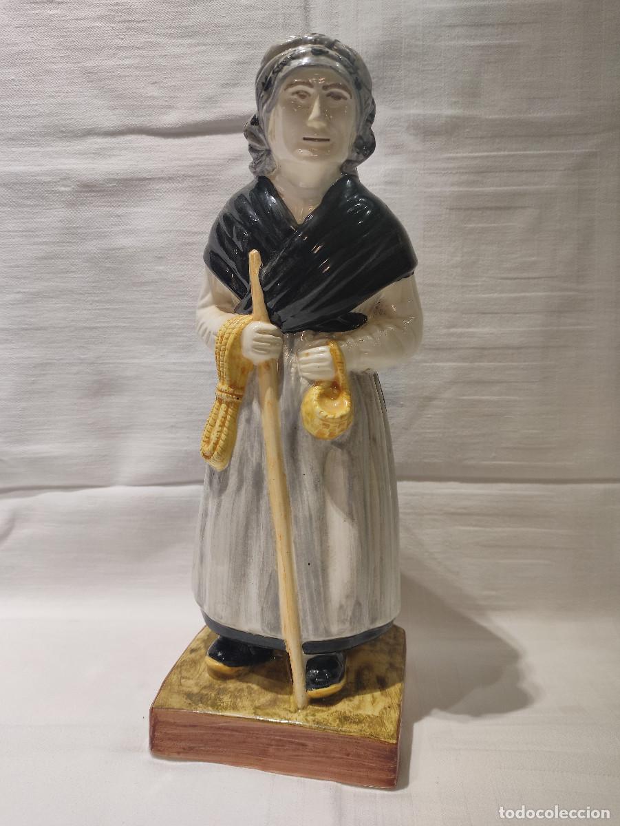 Antig&uuml;edades: FIGURA VELLA CON BUCEIRO CERAMICA CELTA PONTECESURES PUENTECESURES XOSE MARIA ACU&Ntilde;A