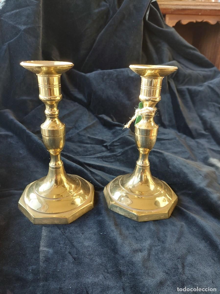 Antig&uuml;edades: Pareja de candeleros de bronce - Foto 1