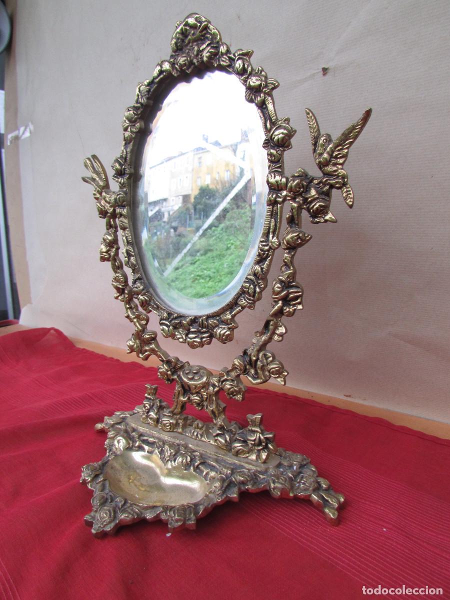 Antig&uuml;edades: Espejo de tocador. Bronce y cristal biselado. Antiguo. Polvera en la base - Foto 2