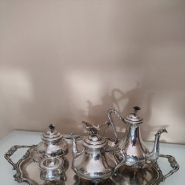 Juego de te de plata estilo Georgiano: Tetera alta, tetera, azucarera, lechera, colador y bandeja