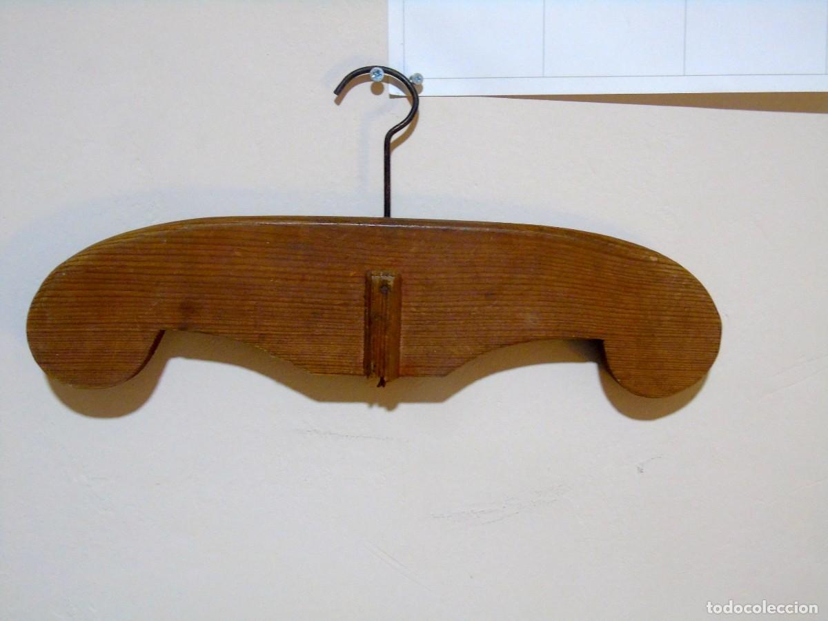 Antig&uuml;edades: percha de madera antigua