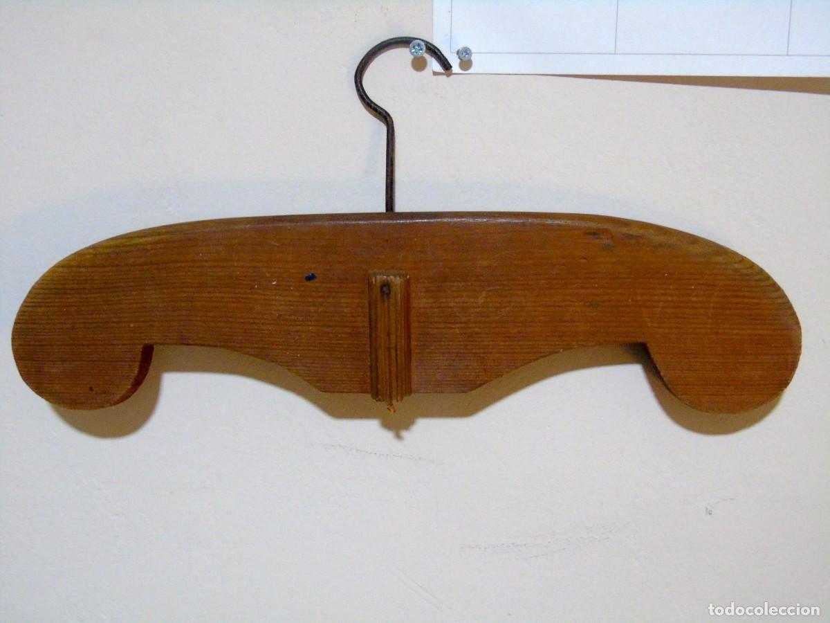 Antig&uuml;edades: percha de madera antigua - Foto 2