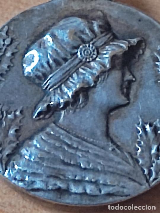 Antiques: DECO COLGANTE MEDALLA RELICARIO PORTAFOTO RELIEVE METAL 2,3 CMS ORIGINAL PRECIOSA