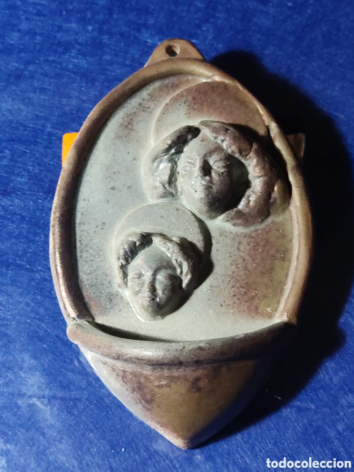 Antig&uuml;edades: Benditera de cer&aacute;mica con querubines o angelotes. - Foto 2