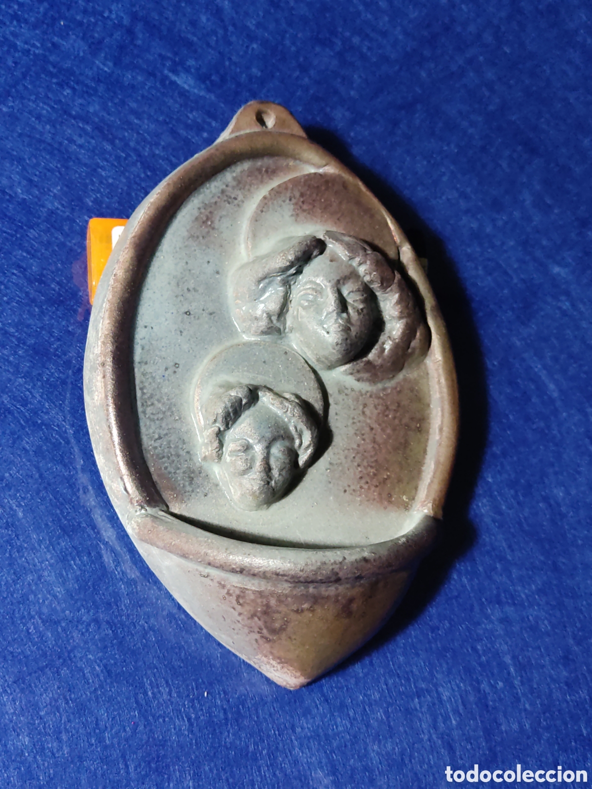 Antig&uuml;edades: Benditera de cer&aacute;mica con querubines o angelotes. - Foto 3