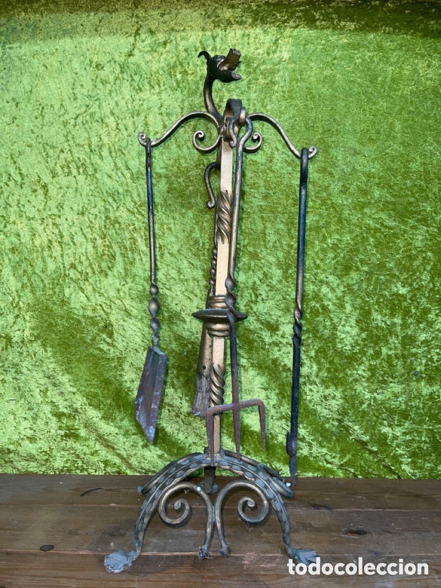 Antiquitäten: Juego de utensilios para chimenea con cabezas de dragón Gaudi
