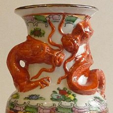 Antigüedades: GRAN JARRÓN FLORERO CHINO (MACAO) PORCELANA-DRAGONES EN RELIEVE -DECO PINTADA A MANO- DORADOS- NUEVO
