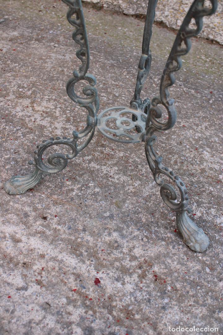 Antig&uuml;edades: mesa jardinera macetero de bronce - Foto 5