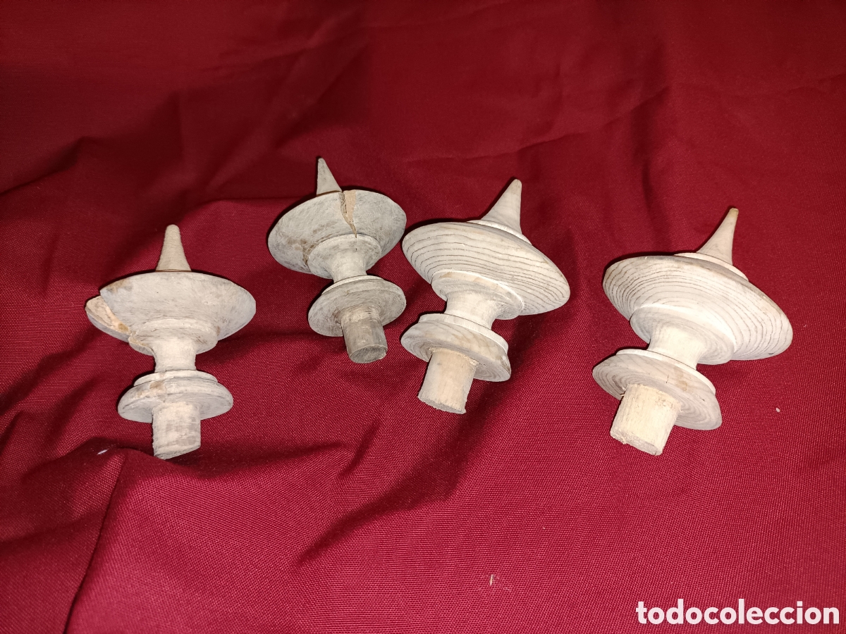 Antiguidades: Cuatro adorno de madera. 9 y 10 cms. 7 y 5,5 cms &empty;