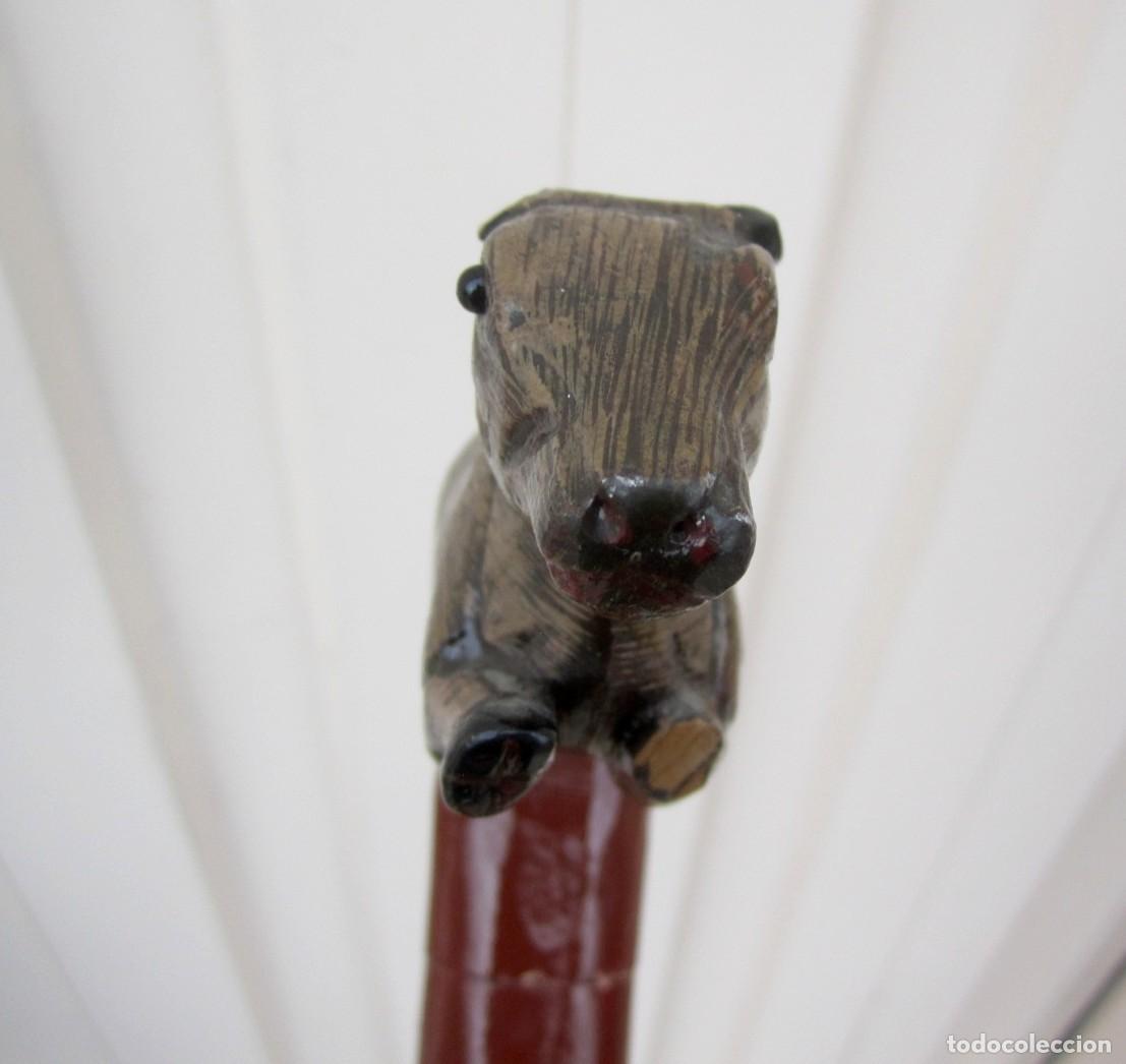 Antig&uuml;edades: Baston en madera tallada, representando toro - Foto 4