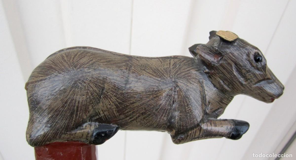 Antig&uuml;edades: Baston en madera tallada, representando toro - Foto 5