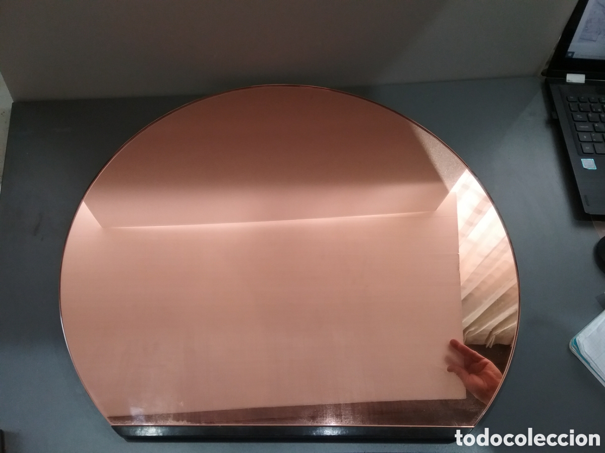 Antiguidades: Pareja de espejos art deco. Semicirculares y en madera. En color rosado .