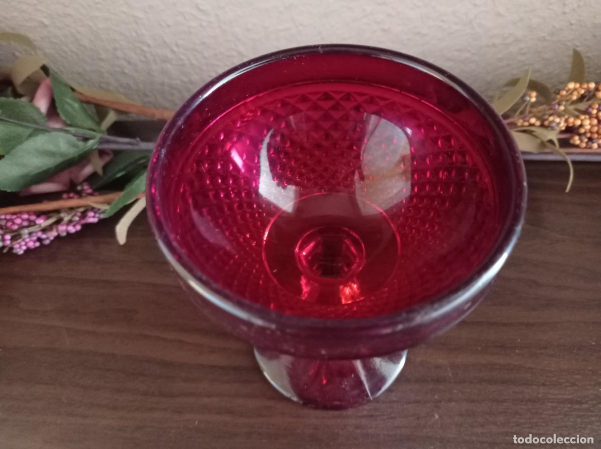Antig&uuml;edades: Copa de vidrio soplado roja - Foto 3