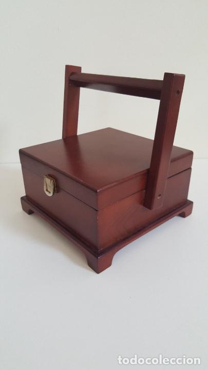 Antig&uuml;edades: COSTURERO DE MADERA