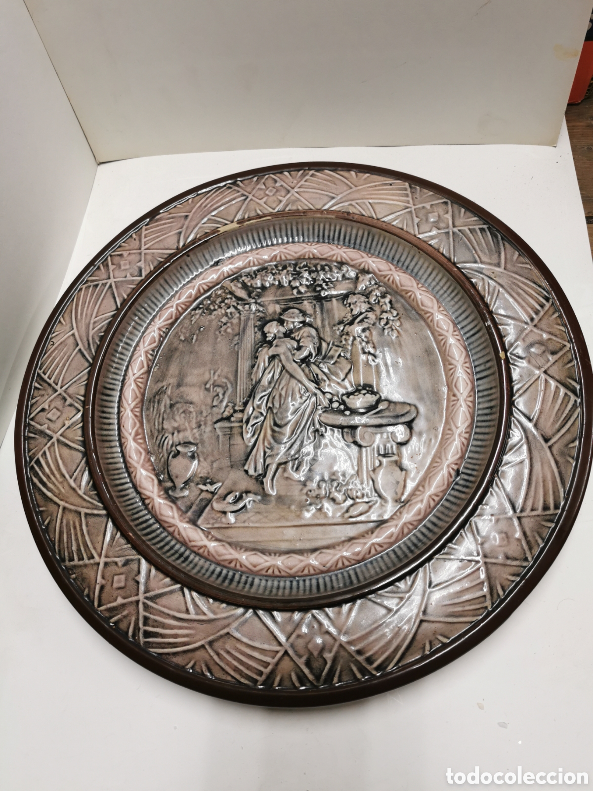 Antig&uuml;edades: Plato porcelana en relieve - Foto 1