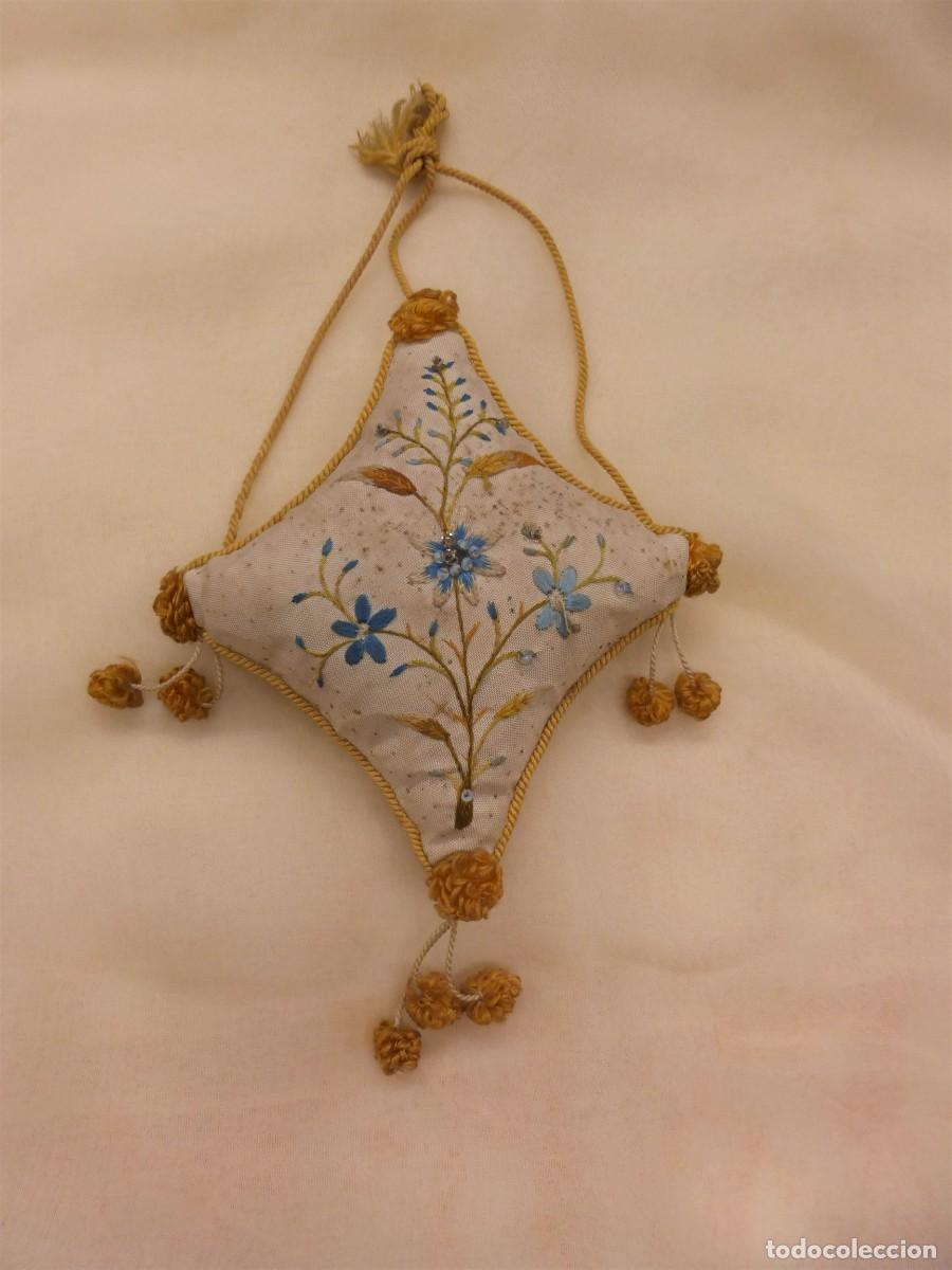 Antig&uuml;edades: ANTIGUO ALFILETERO ALMOHADILLA ISABELINA SEDA BORDADA S. XIX ANTIQUE SILK PIN CUSHION