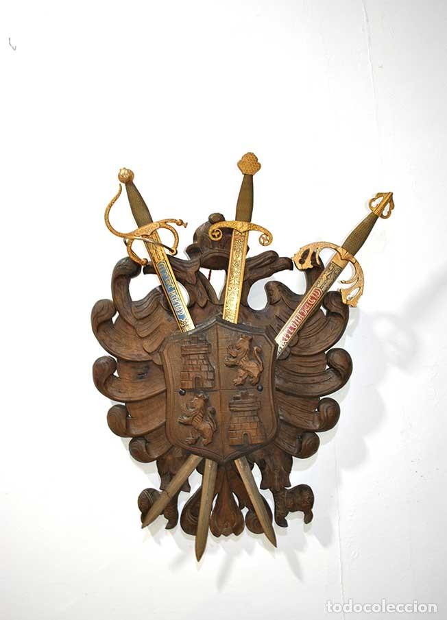 Antiques: ESCUDO ANTIGUO DE MADERA TALLADA