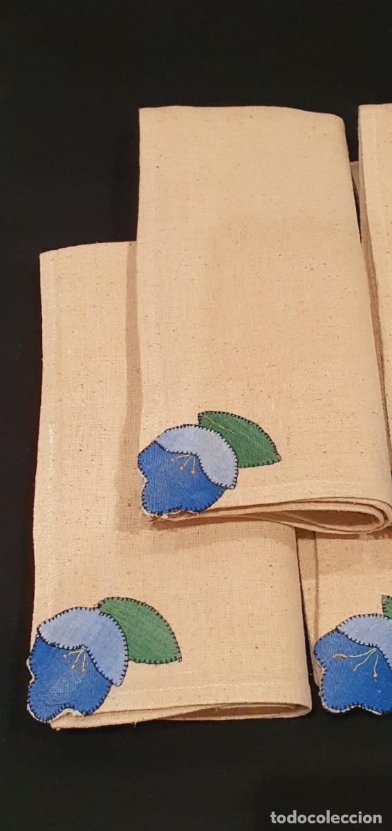 Antig&uuml;edades: 8 servilletas flor azul con hoja - Foto 2