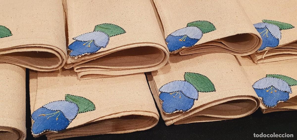 Antig&uuml;edades: 8 servilletas flor azul con hoja - Foto 3