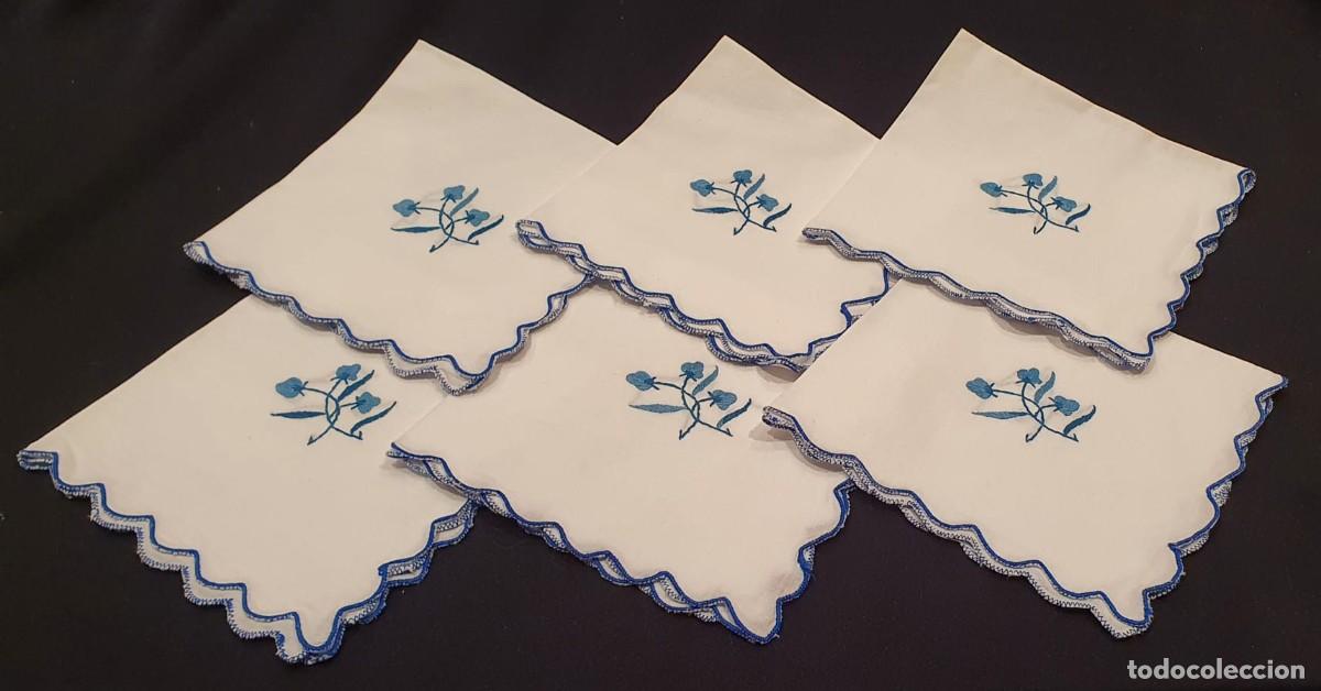 Antig&uuml;edades: 6 servilletas florecitas azules - Foto 1
