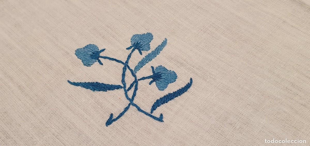 Antig&uuml;edades: 6 servilletas florecitas azules - Foto 3