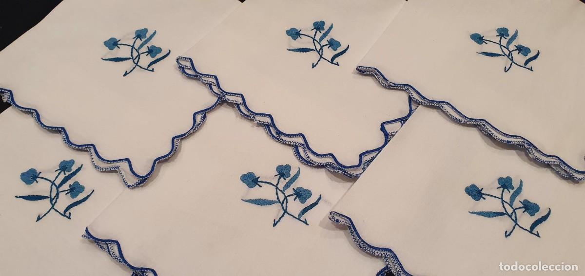 Antig&uuml;edades: 6 servilletas florecitas azules - Foto 4