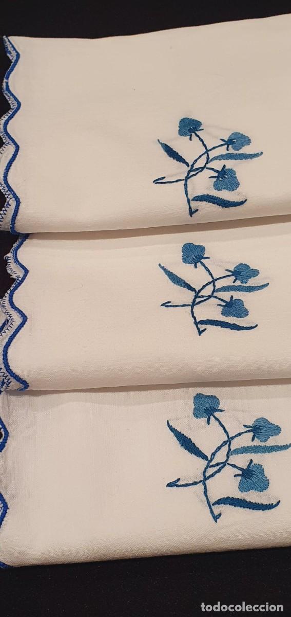 Antig&uuml;edades: 6 servilletas florecitas azules - Foto 7