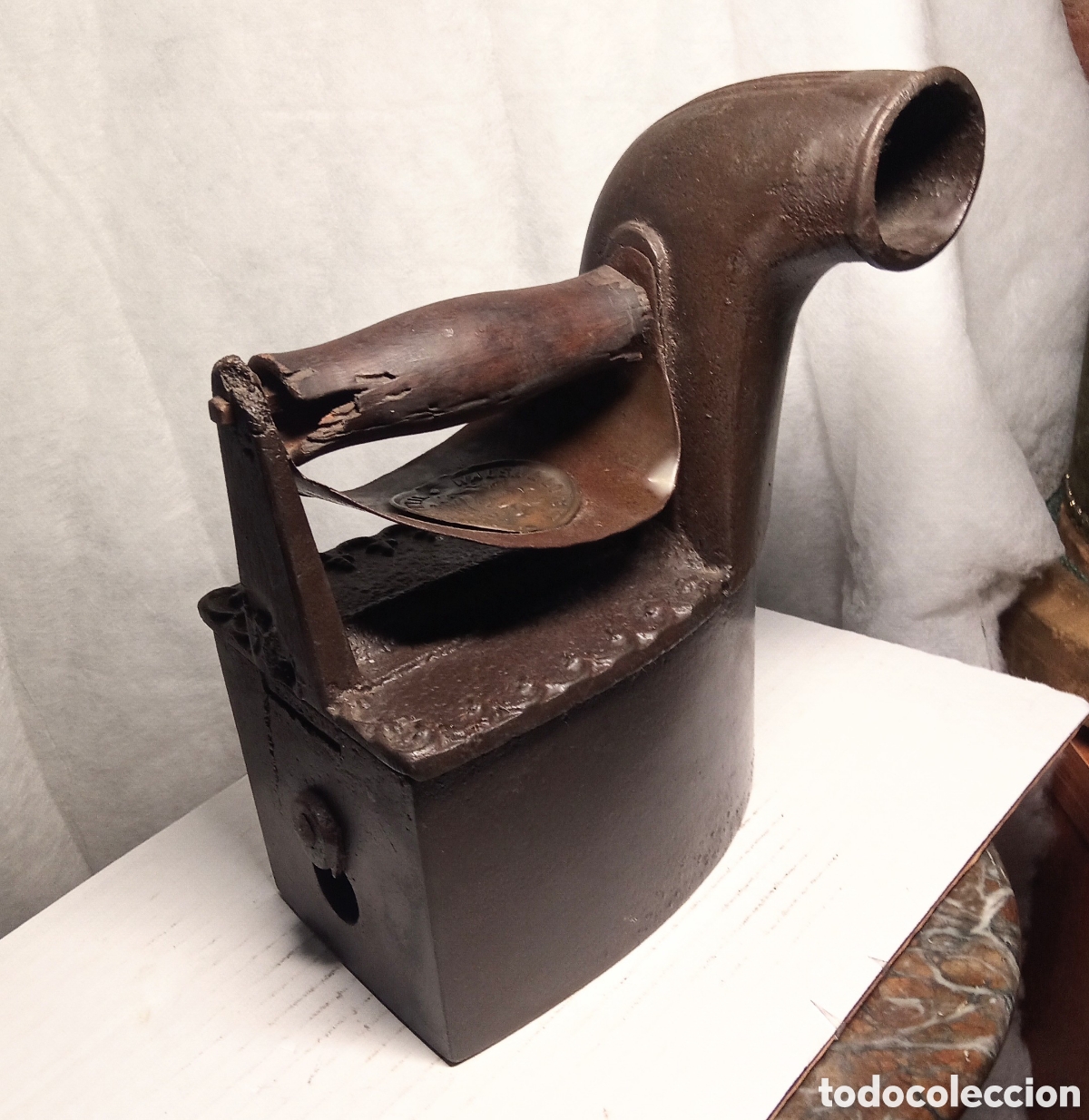 Antig&uuml;edades: antigua Plancha de Hierro con asa de madera - Foto 1