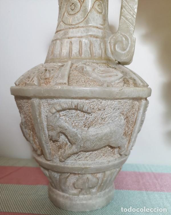 Antig&uuml;edades: Jarr&oacute;n de Alabastro con Relieve de Animales - Foto 2